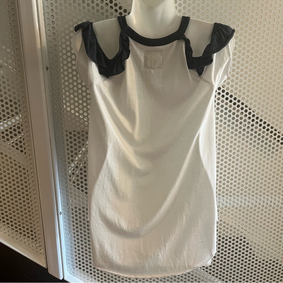 Chaser Cold Shoulder Ruffle Sleeve Top Size Medium White with Navy Trim NWT - Picture 3 of 7